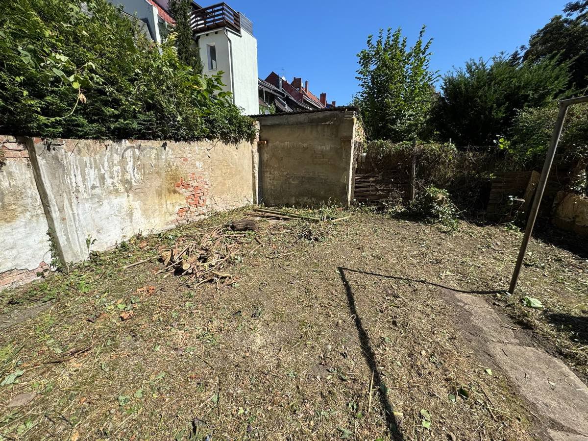 Hof abgeräumt und freigeschnitten, das Gelände liegt wieder offen