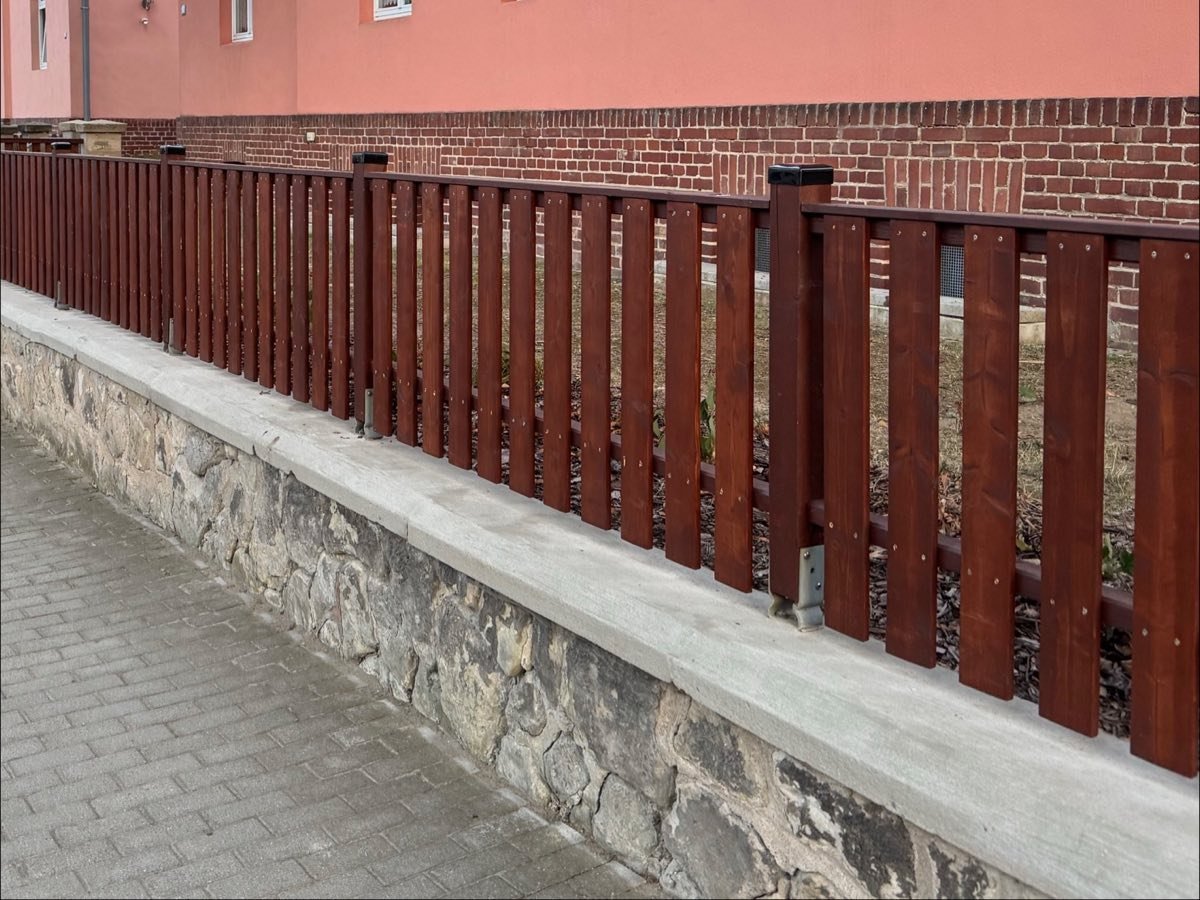 Neuer Lattenzaun, dunkel lasiert und auf ganzer Länge neu gesetzt