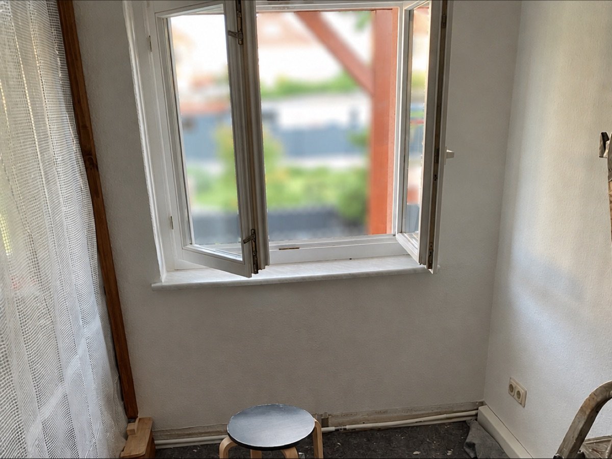 Das alte Fenster vor dem Ausbau, Boden und Laibung sind abgedeckt