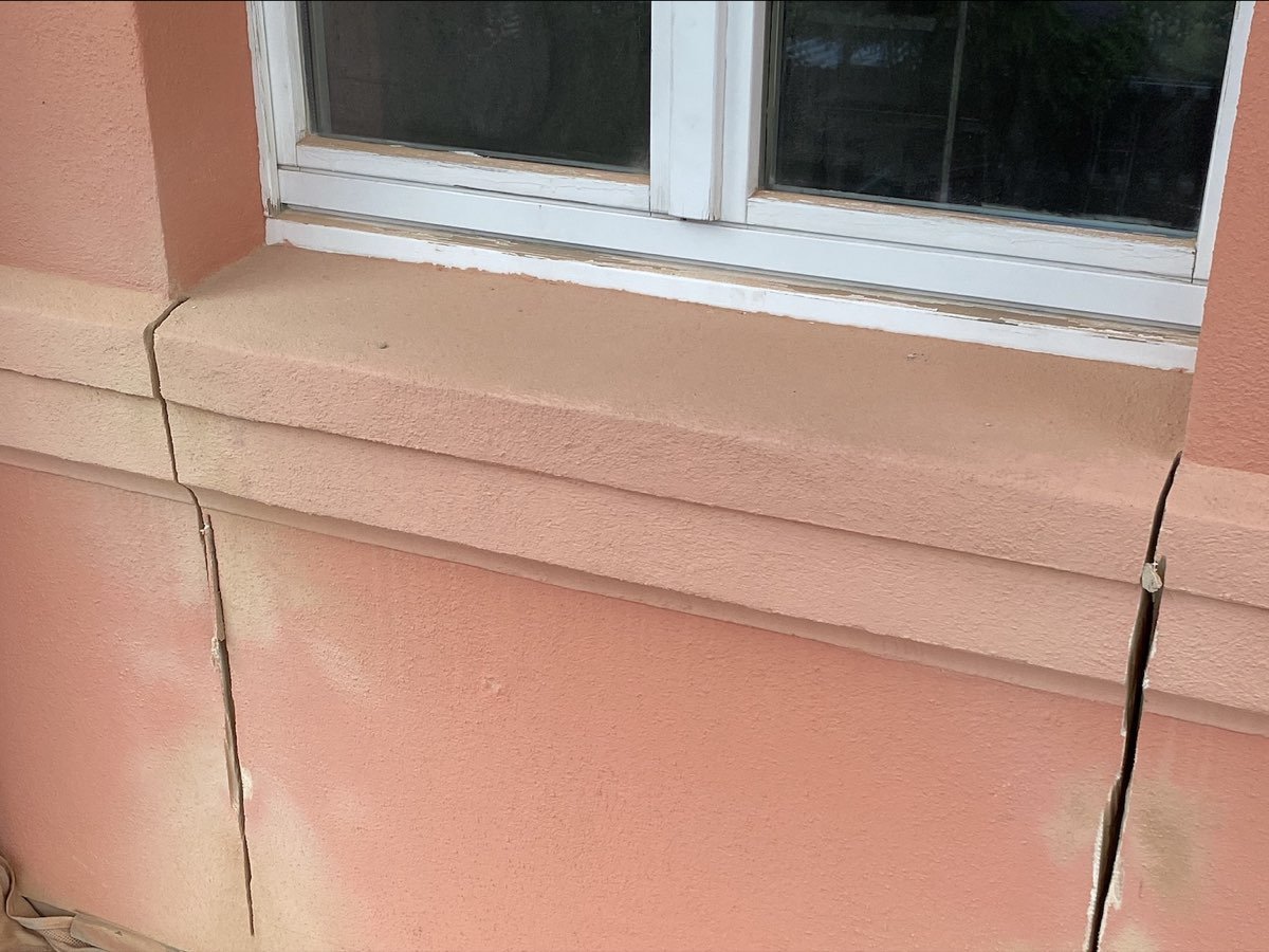 Zwei Trennschnitte geben die neue Öffnung unter der alten Fensterbank vor