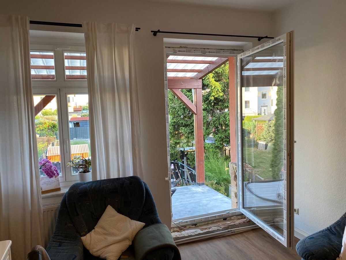 Neue Balkontür und Fenster eingesetzt, ausgerichtet und dicht angeschlossen